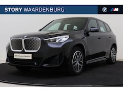 BMW iX1 - xDrive30 M Sport / Sportstoelen / Achteruitrijcamera / M Adaptief onderstel / Harman-Kardo