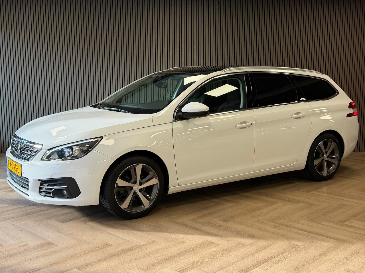 Peugeot 308 SW - 1.2 PureTech Allure AUT. PANO TREKHAAK NAVI PARKEERSENSOREN VOOR EN ACHTER CRUISE CONTROL - AutoWereld.nl
