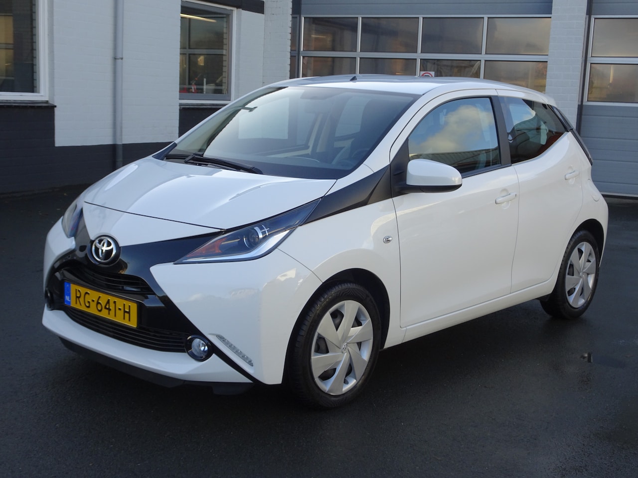 Toyota Aygo - 1.0 VVT-i x-play Airco, achteruitrijcamera, elektrische ramen, centrale vergrendeling, tel - AutoWereld.nl
