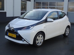 Toyota Aygo - 1.0 VVT-i x-play Airco, achteruitrijcamera, elektrische ramen, centrale vergrendeling, tel