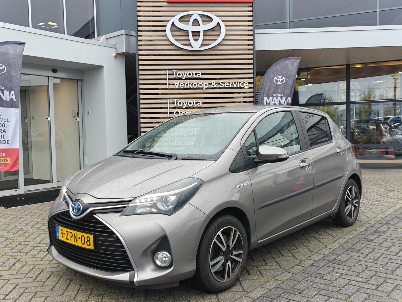 Toyota Yaris - 1.5 HYBRID LEASE 5-DEURS NAVI BLUETOOTH CAMERA CRUISE LM-VELGEN HANDSFREE - AutoWereld.nl