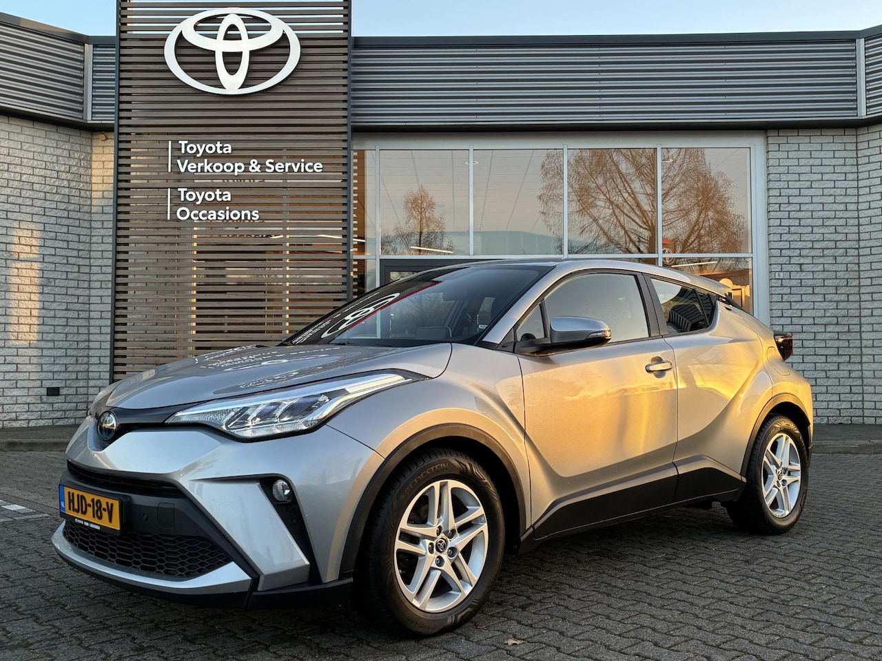 Toyota C-HR - 1.8 HYBRID LM-VELGEN NAVI CAMERA PARK-SENSOREN APPLE/ANDROID STOELVERW ALL-SEASON - AutoWereld.nl