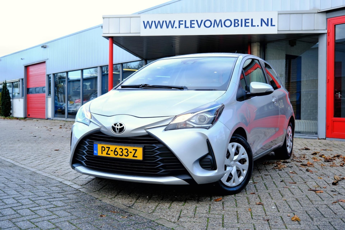 Toyota Yaris - 1.5 VVT-i Aspiration Aut. *15.570km!* Clima|Cam|1e Eigenaar! - AutoWereld.nl