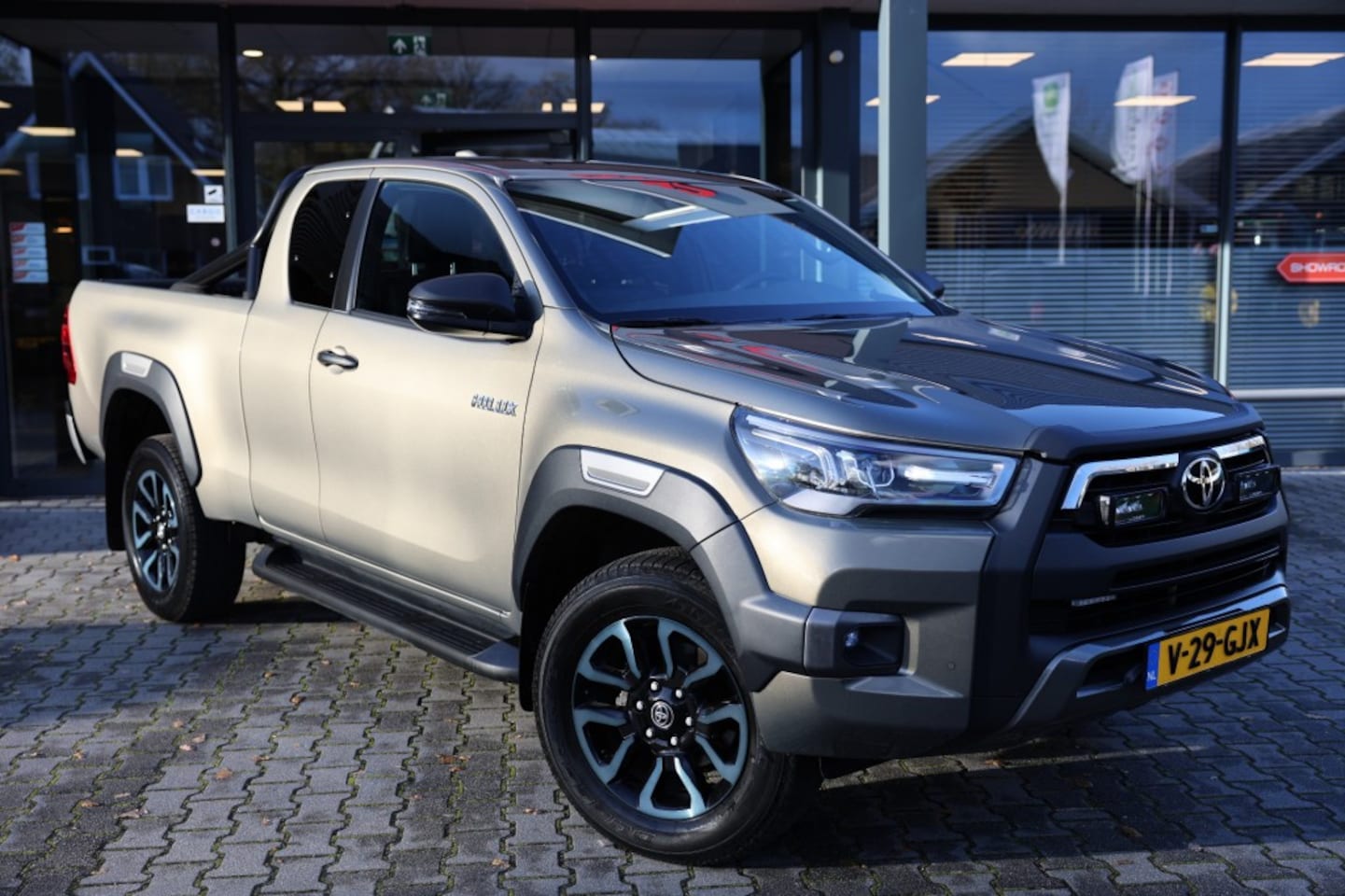 Toyota HiLux - 2.8 D-4D X-TRA CAB INVINCIBLE A/T 4WD VAN ( INCL. DIV. ASS. ) - AutoWereld.nl
