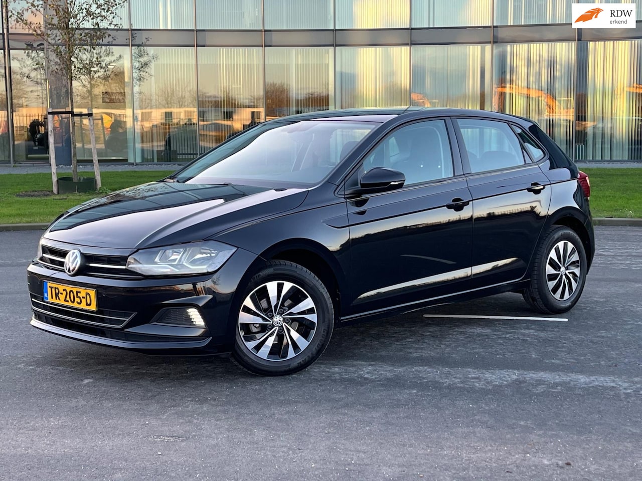 Volkswagen Polo - 1.0 MPI Comfortline CLIMA 5D NW STAAT GROTE NAVI - AutoWereld.nl