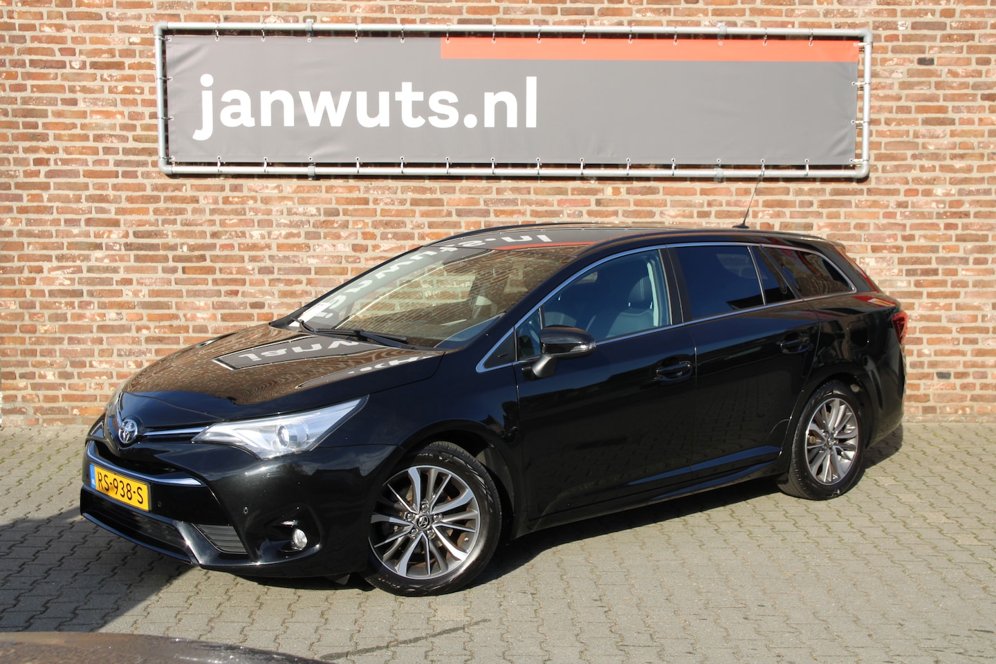 Toyota Avensis Touring Sports - 1.8 VVT-i Dynamic + PDC V+A + trekhaak - AutoWereld.nl