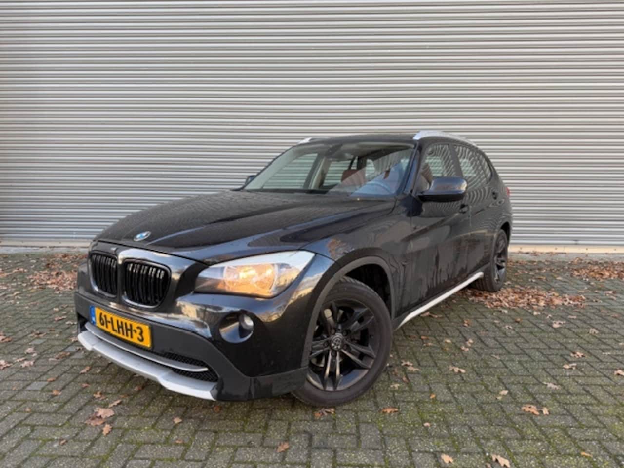 BMW X1 - sDrive18i Exec./Pano/Elek. voortstoelen/Trekhaak - AutoWereld.nl