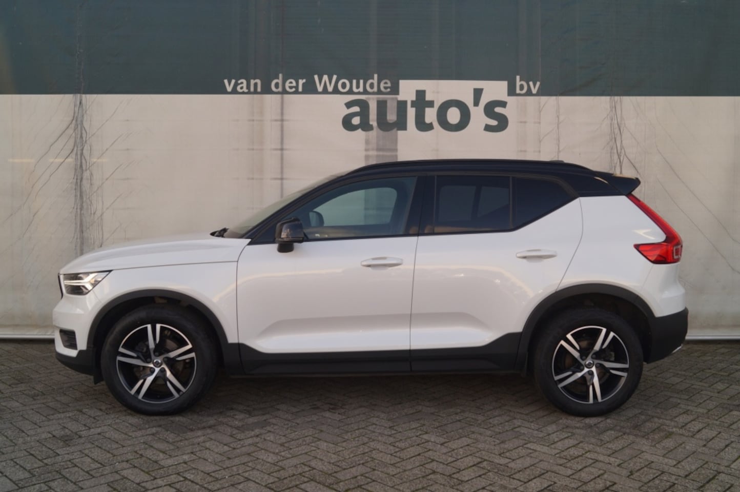 Volvo XC40 - 1.5 T3 163pk Automaat R-Design -NAVI-ECC-CAM-LED- - AutoWereld.nl