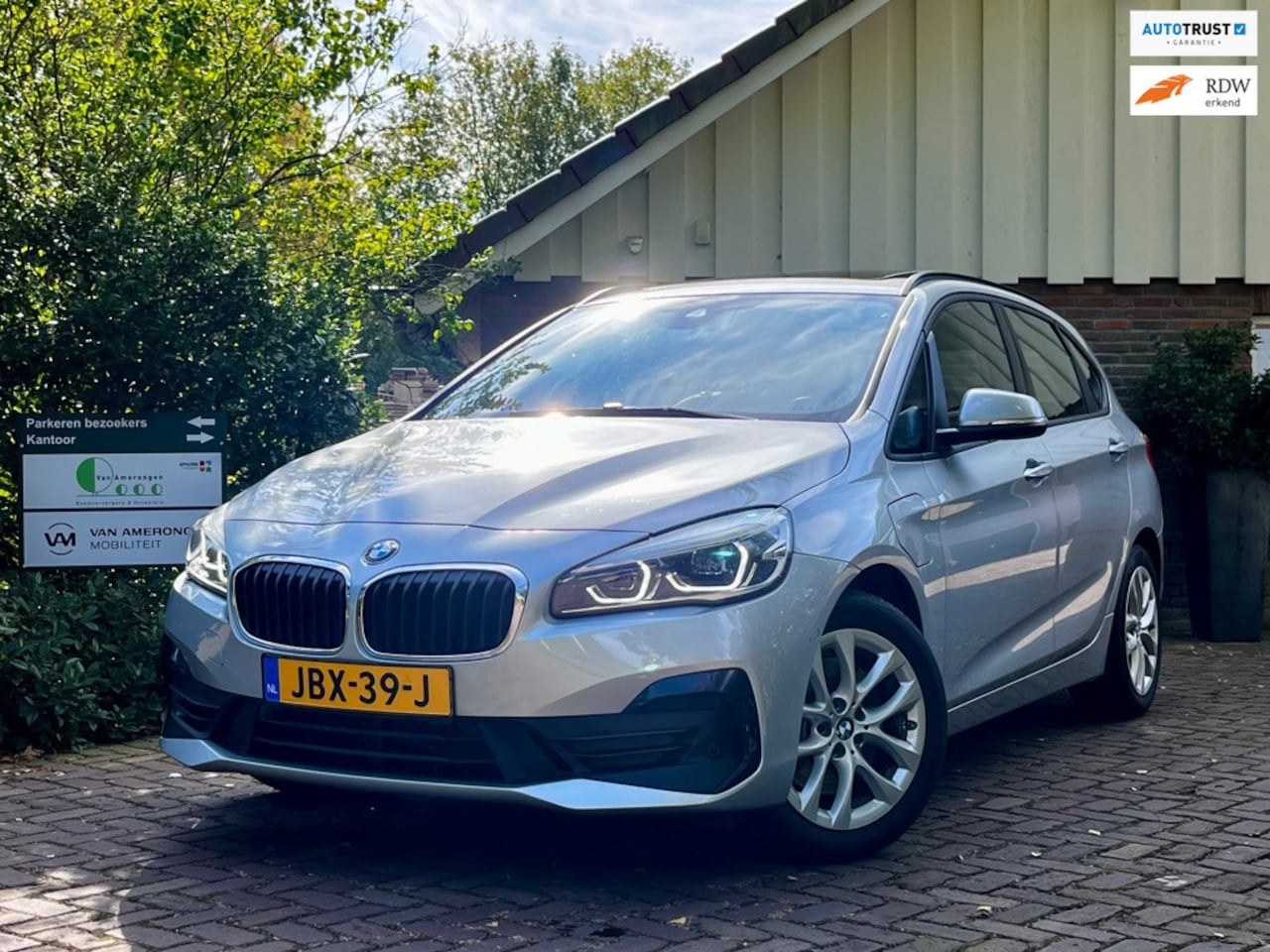 BMW 2-serie Active Tourer - 225xe Luxury | RIJKLAAR | SUPER NETTE STAAT *Slechts 28.000 km!*| PANO | H&K *CarPlay* | C - AutoWereld.nl