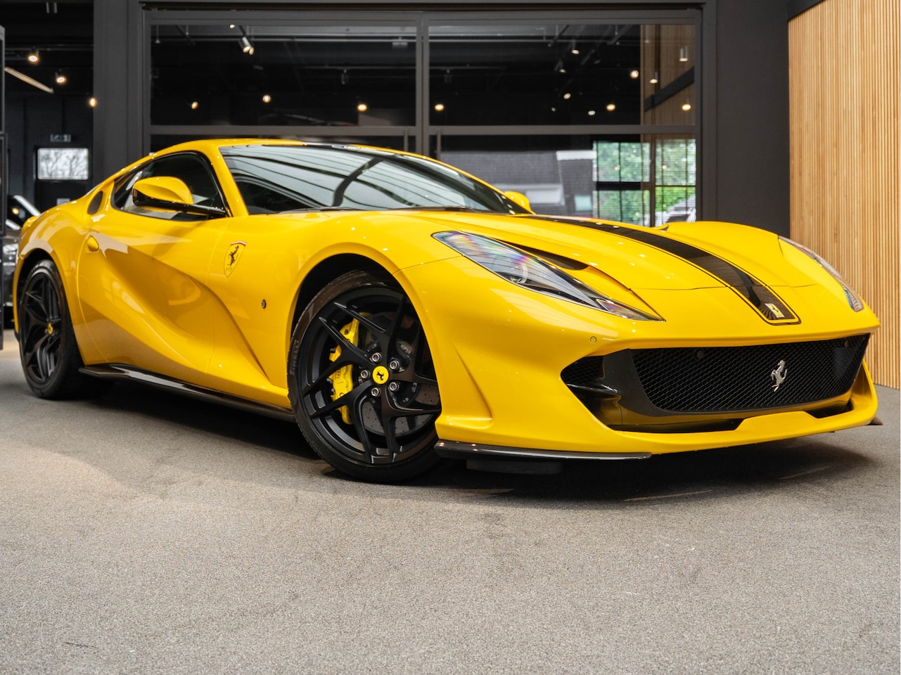Ferrari 812 Superfast - V12 HELE Atelier Full Carbon 6.5 V12 Superfast Giallo Triplo Painted Stripe - AutoWereld.nl