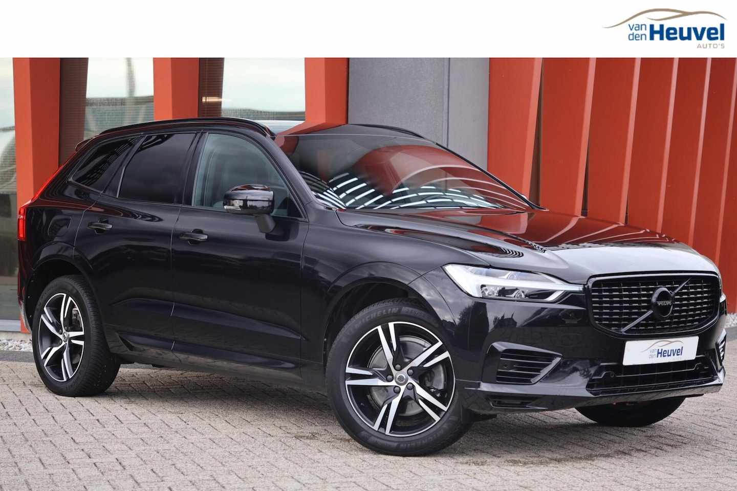 Volvo XC60 - T6 Recharge AWD R-Design | Panoramadak | Trekhaak | Harman/Kardon | Parkeercamera | Mem. S - AutoWereld.nl