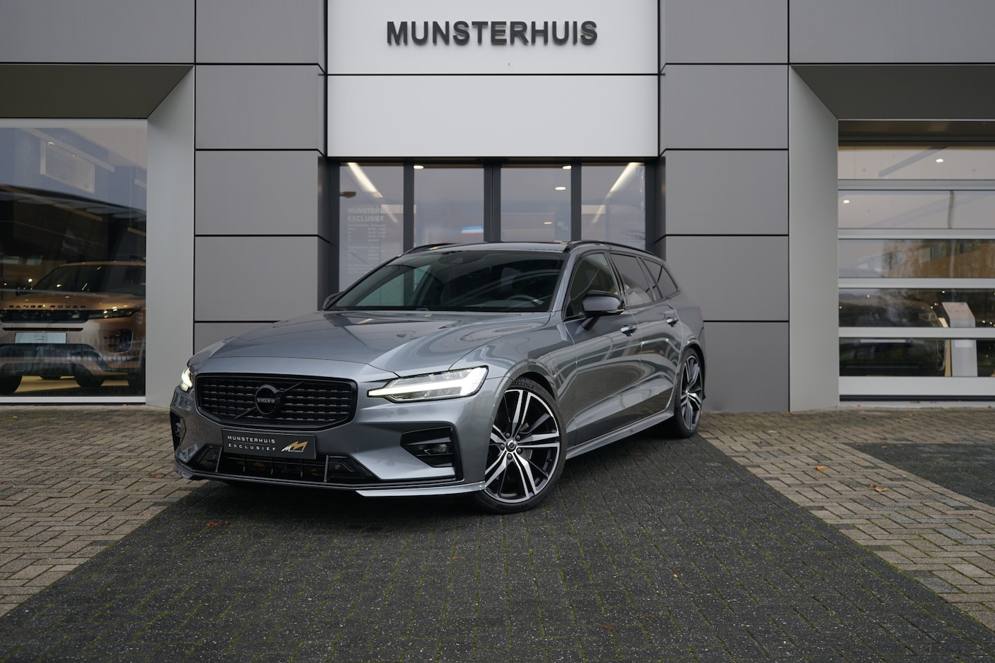 Volvo V60 - 2.0 T5 R-Design | Schuif/Kantel dak | Elektrische trekhaak | Voorstoelen / Achterbank verw - AutoWereld.nl