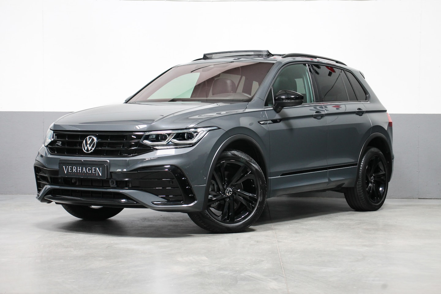 Volkswagen Tiguan - 2.0 TSI 245pk R-line Black Style Leer Pano Standkachel - AutoWereld.nl