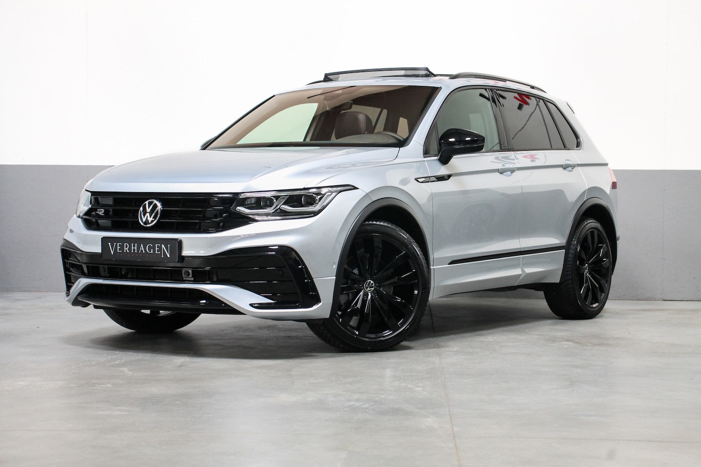 Volkswagen Tiguan - 2.0 TSI R-line Black Style Leer Pano 4motion - AutoWereld.nl