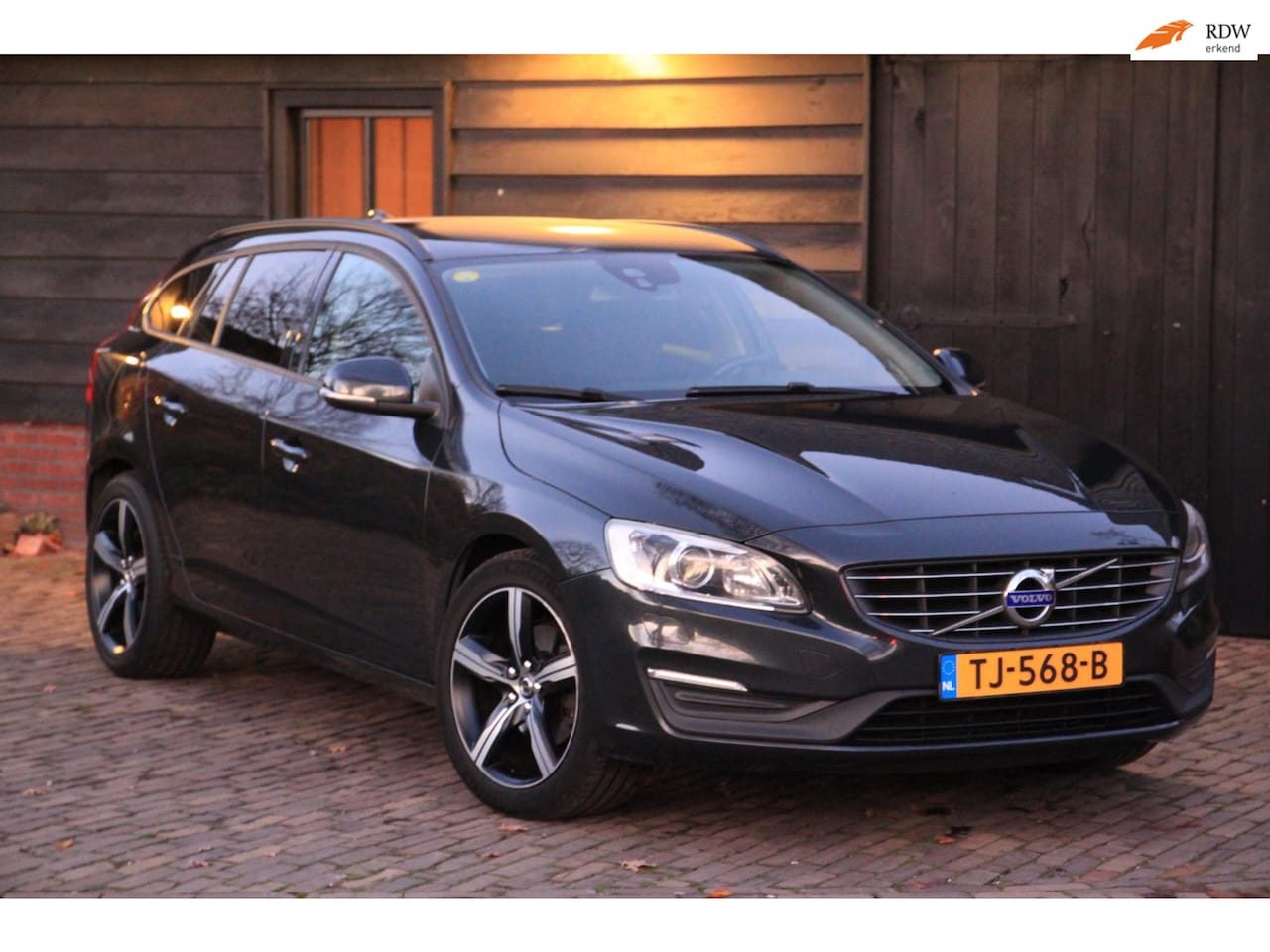 Volvo V60 - 1.6 D2 Momentum Navigatie/Parkeersensor/18"inch lmv/Apk 11-2026 - AutoWereld.nl