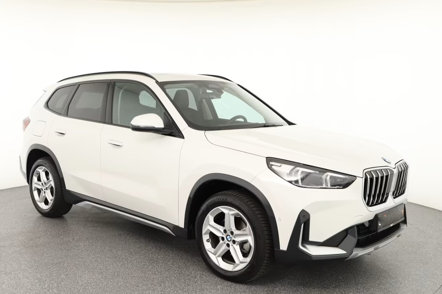 BMW X1 - sDrive18iA xLine ** ADAPT. LED, LEDER, PANORAMA, TREKH, ADAPT. CRUISE, ACT. SPORTST ** 1e - AutoWereld.nl
