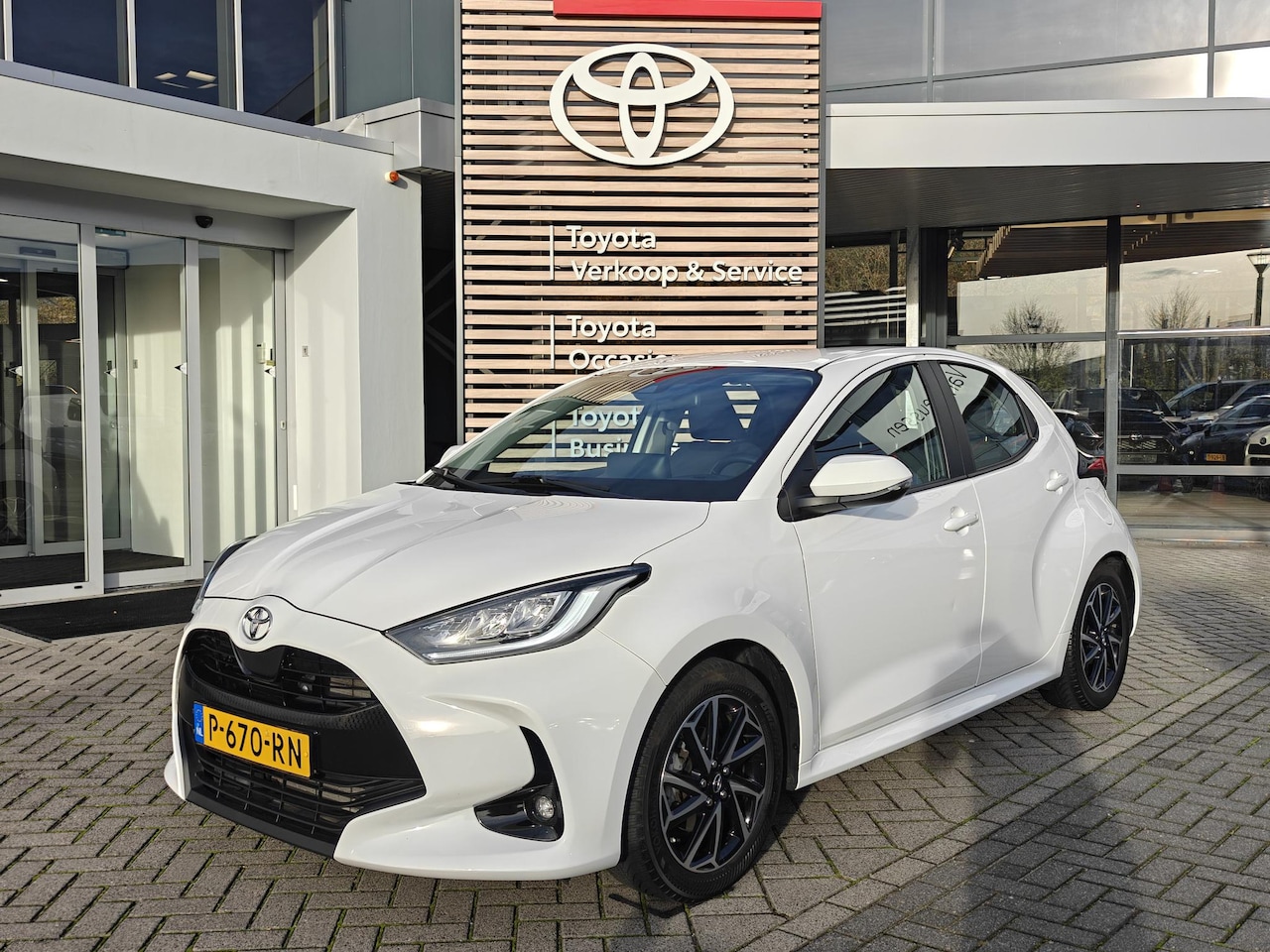Toyota Yaris - 1.5 VVT-i Dynamic ALL-SEASON NAVI LM-VELGEN KEYLESS DAB+ BLUETOOTH APPLE/ANDROID AD-CRUISE - AutoWereld.nl