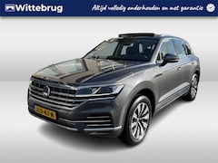 Volkswagen Touareg - 3.0 TSi eHybrid 4MOTION Elegance / AUTOMAAT/ 381 PK/ PANO/ TREKHAAK/ CAMERA/ PARK. SENSORE