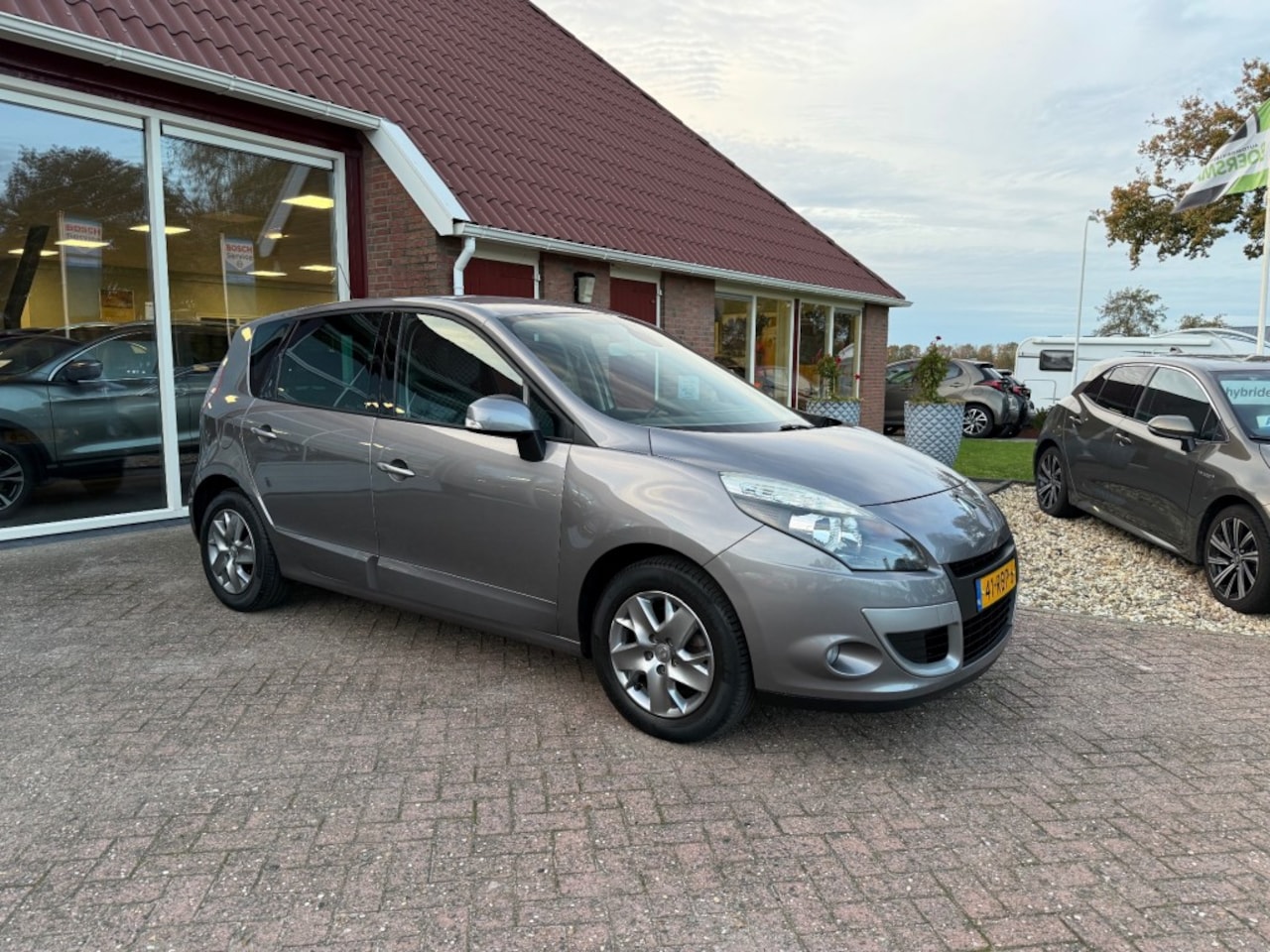 Renault Scénic - 1.6 110 PK PARISIENNE PRACHTIGE AUTO MET EEN HOGE ZIT en TREKHAAK - AutoWereld.nl