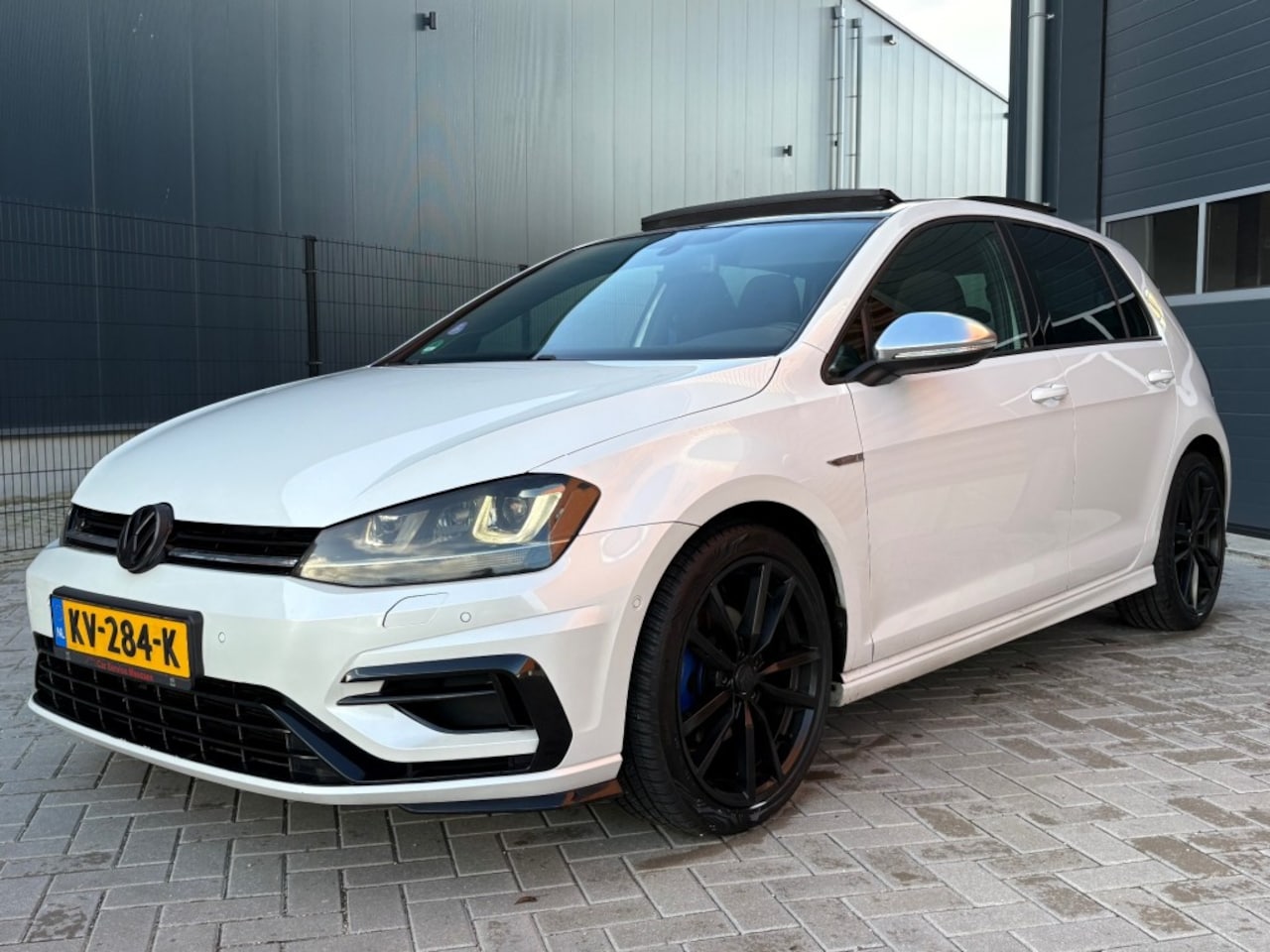 Volkswagen Golf - Golf R AUTOMAAT / PANORAMA DAK / CAMERA - AutoWereld.nl