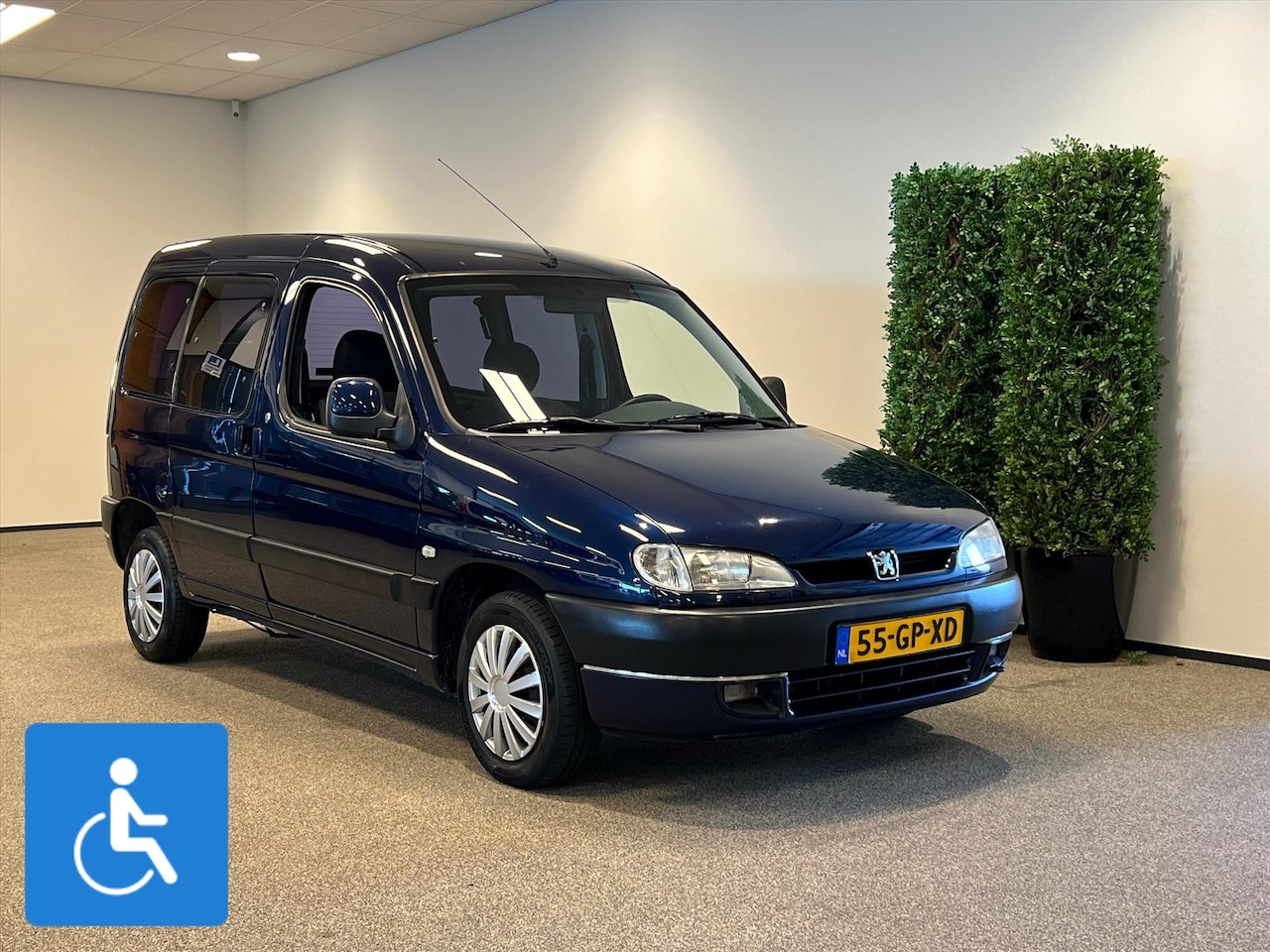 Peugeot Partner - Rolstoelauto (airco) 3+1 rolstoel geschikt - AutoWereld.nl