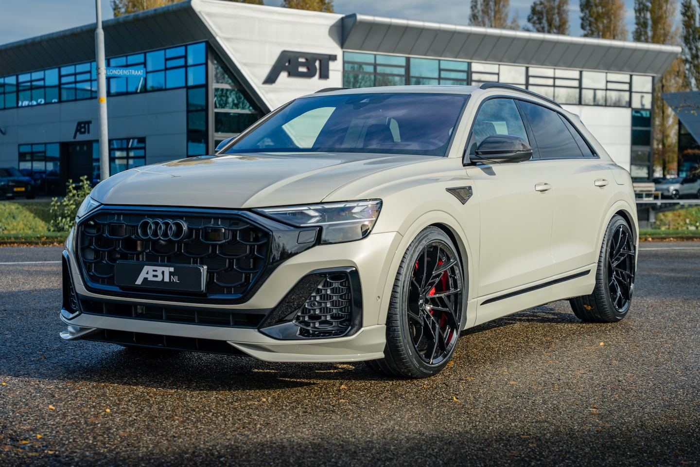 Audi Q8 - 60 TFSI e quattro ABT Aero Competition | ABT IR23 | ABT Carbon fenders | Advanced onderste - AutoWereld.nl