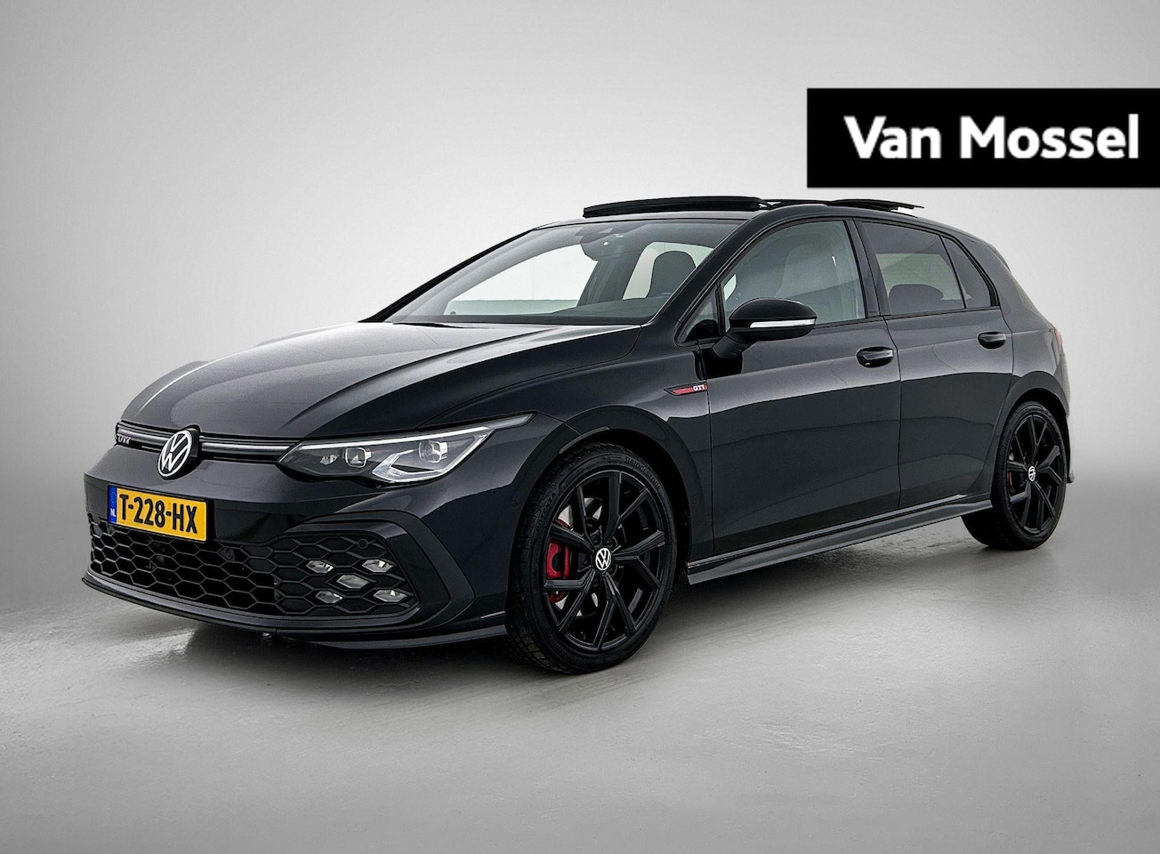 Volkswagen Golf - 2.0 TSI GTI | 245 PK | Automaat | Panoramadak | Stoelverwarming | Keyless | Navigatie | LE - AutoWereld.nl