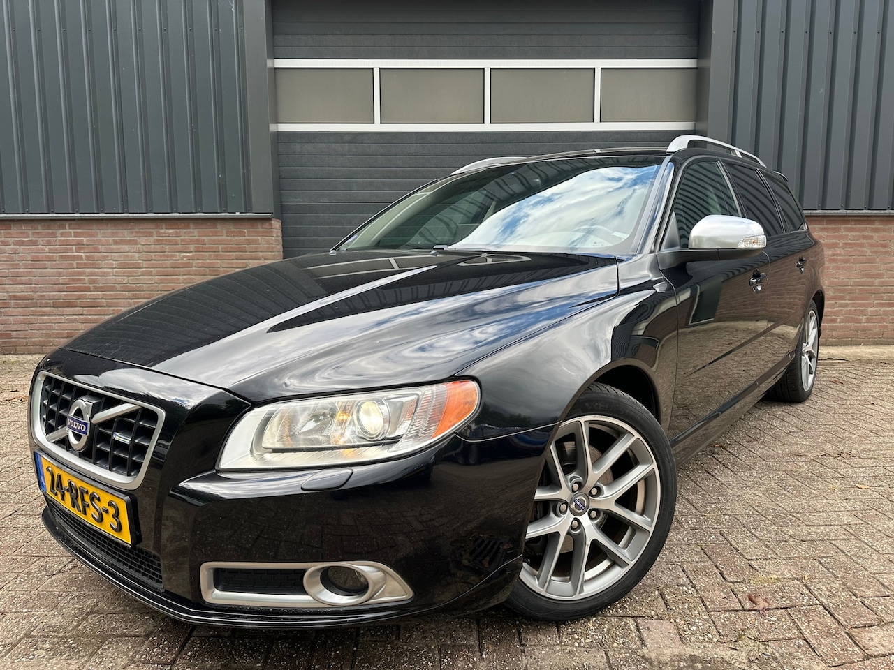 Volvo V70 - 2.0T 203PK R-Edition Trekhaak / Navigatie / Xenon - AutoWereld.nl
