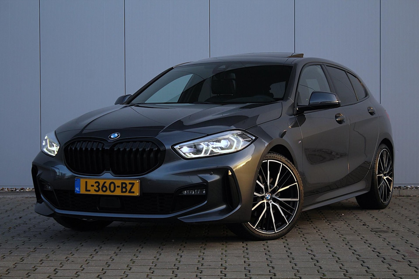 BMW 1-serie - 118i High Executive M-Sport | Panoramadak | Harman Kardon | Stoelverwarming | Keyless | Le - AutoWereld.nl