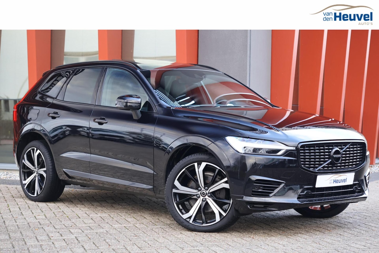 Volvo XC60 - T6 Recharge AWD R-Design | Panoramadak | Stoelverwarming | Parkeercamera | 21 Inch | Gloss - AutoWereld.nl