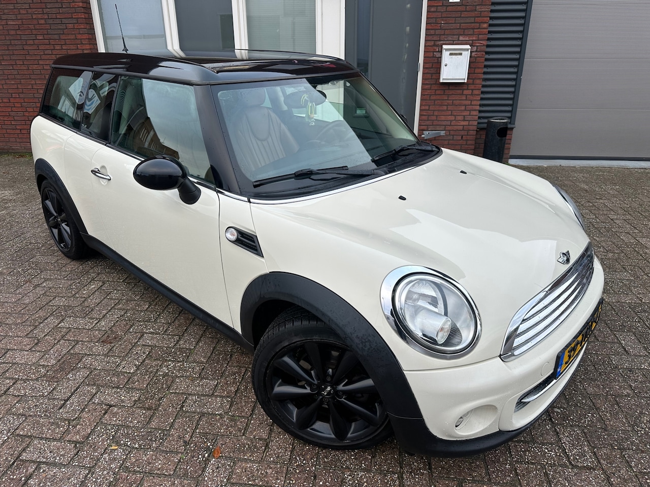 MINI Clubman - Mini 1.6 Cooper Business Line / Leder / NAP / Cruise / Airco / Navi / LM - AutoWereld.nl
