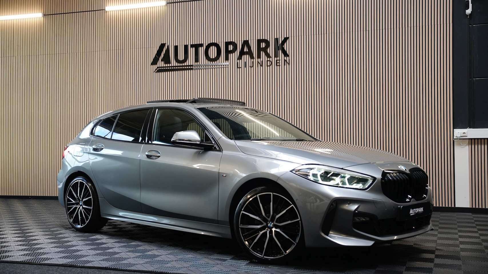 BMW 1-serie - 118i M Sport/PANO/Harman/Kardon/BMW garantie/LED/Sfeerverlichting/Carplay/Vol! - AutoWereld.nl