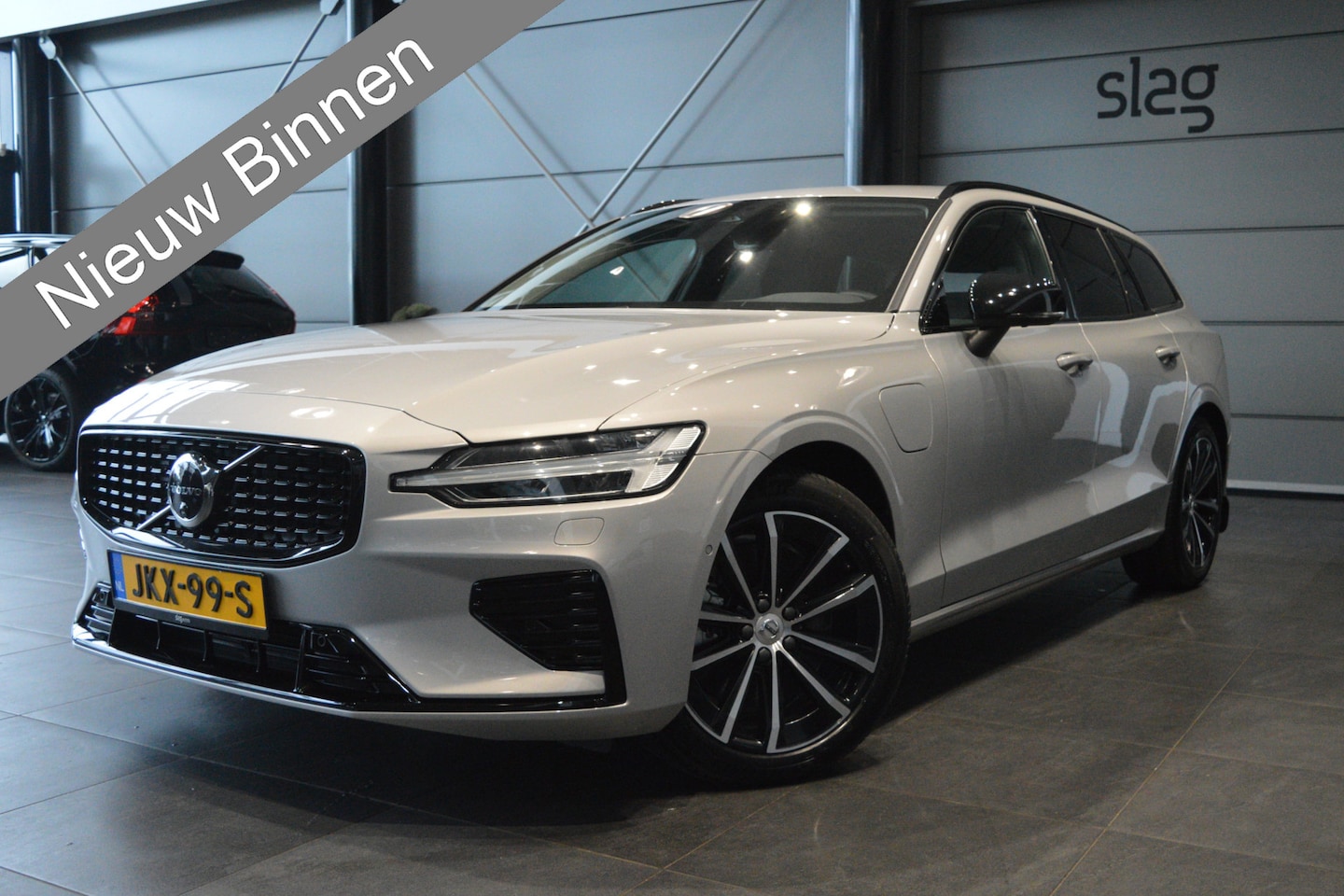 Volvo V60 - 2.0 T6 Plug-in hybrid AWD Plus Dark leer trekhaak camera !! - AutoWereld.nl