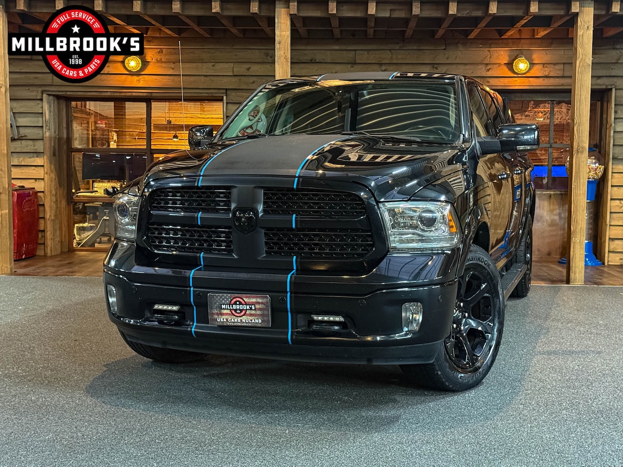 Dodge Ram 1500 - 5.7 V8 Laramie Laag Fiscaal, LPG, Huif, Striping - AutoWereld.nl