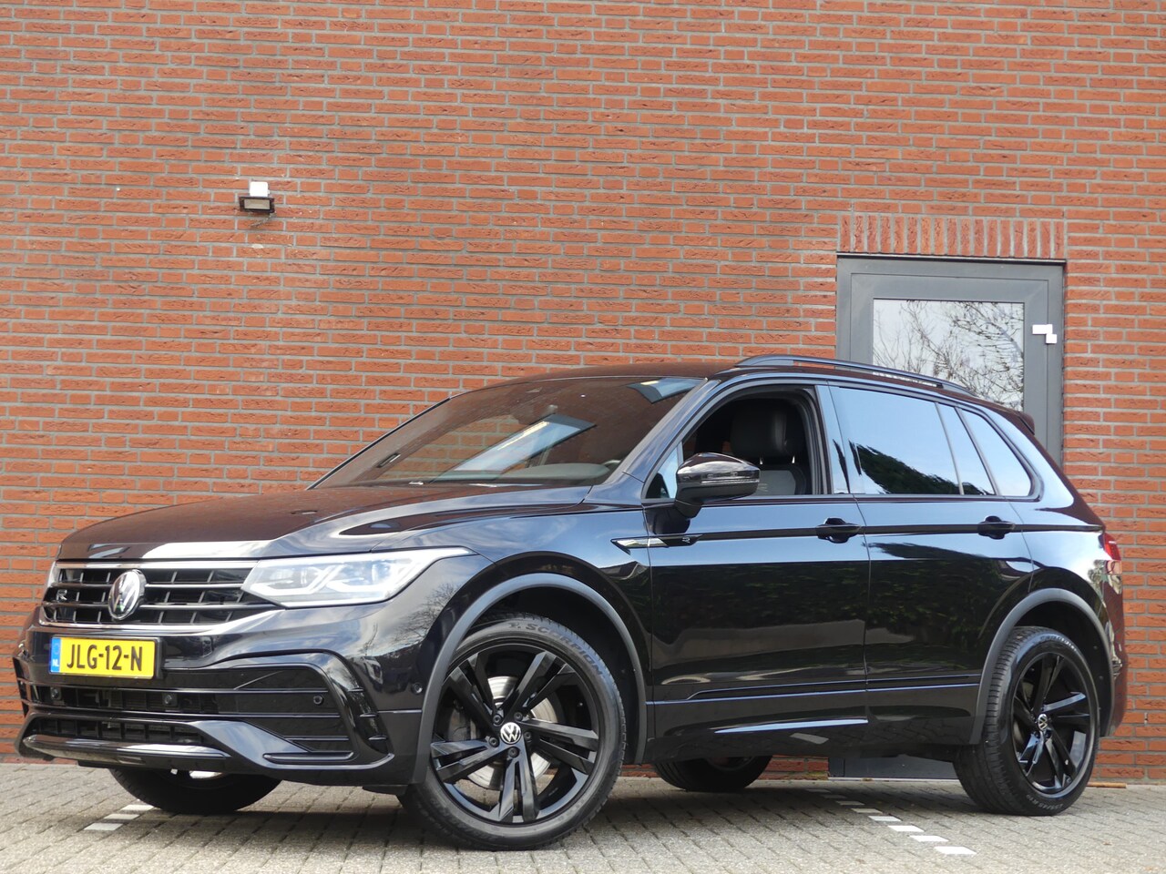 Volkswagen Tiguan - 2.0 TSI 4Motion R-Line Black Edition / Trekhaak - AutoWereld.nl