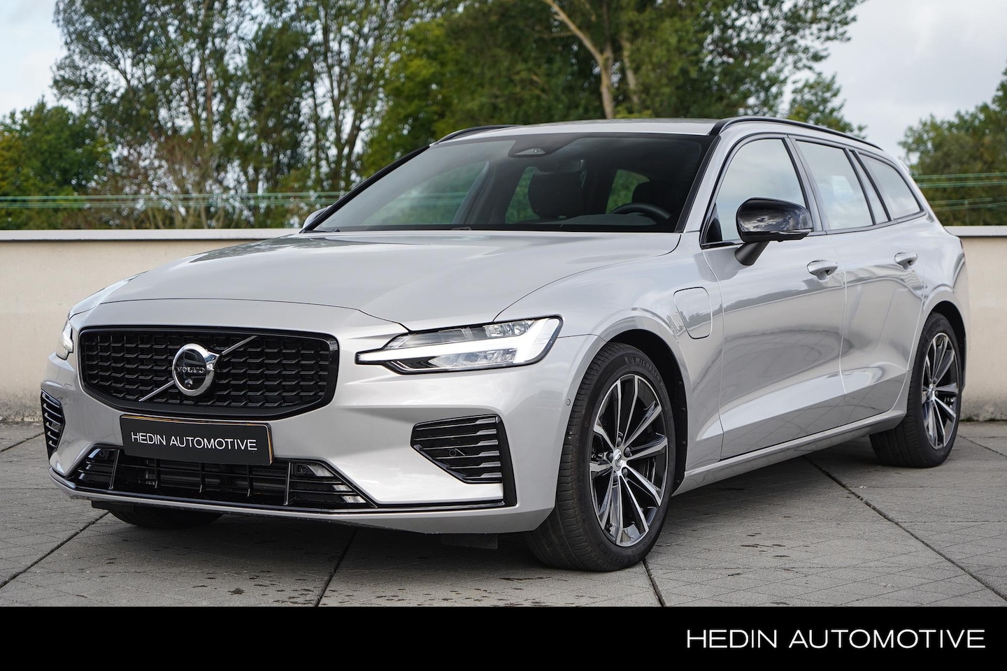 Volvo V60 - 2.0 T6 Plug-in hybrid AWD Plus Dark | 2000 kg trekgewicht | Elektrische stoelen met geheug - AutoWereld.nl