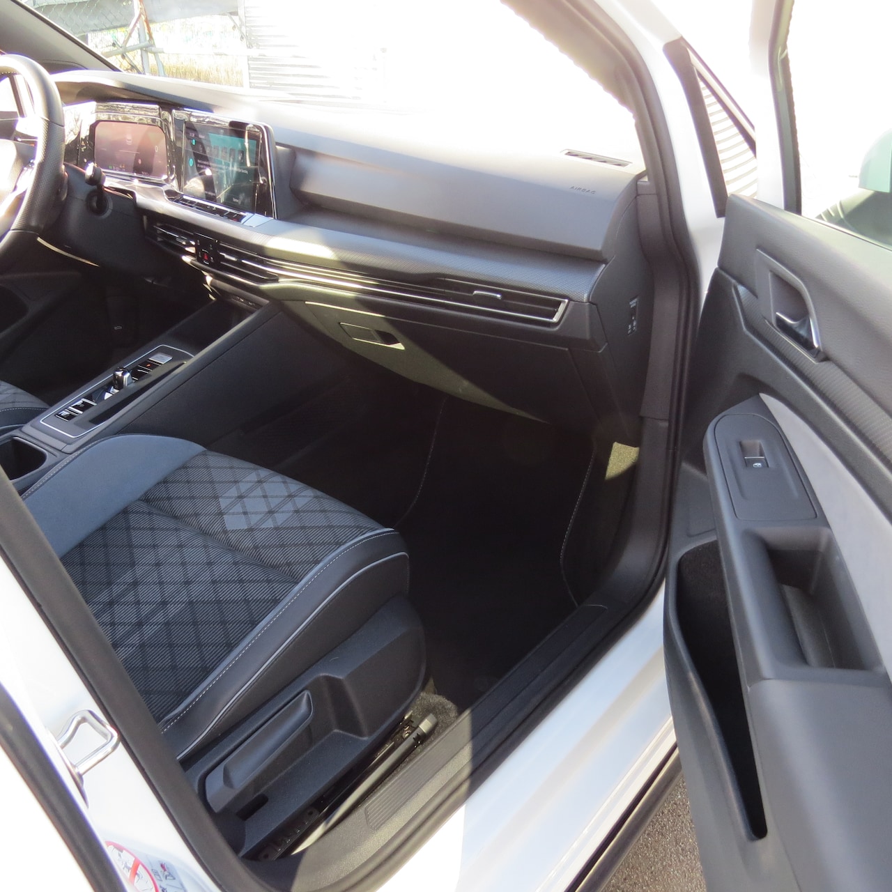 Volkswagen Golf Variant - 1.5 eTSI R-Line Automaat | Apple Carplay | Panoramadak | Stuurwielverwarming | Navigatie | Achteruitrijcam