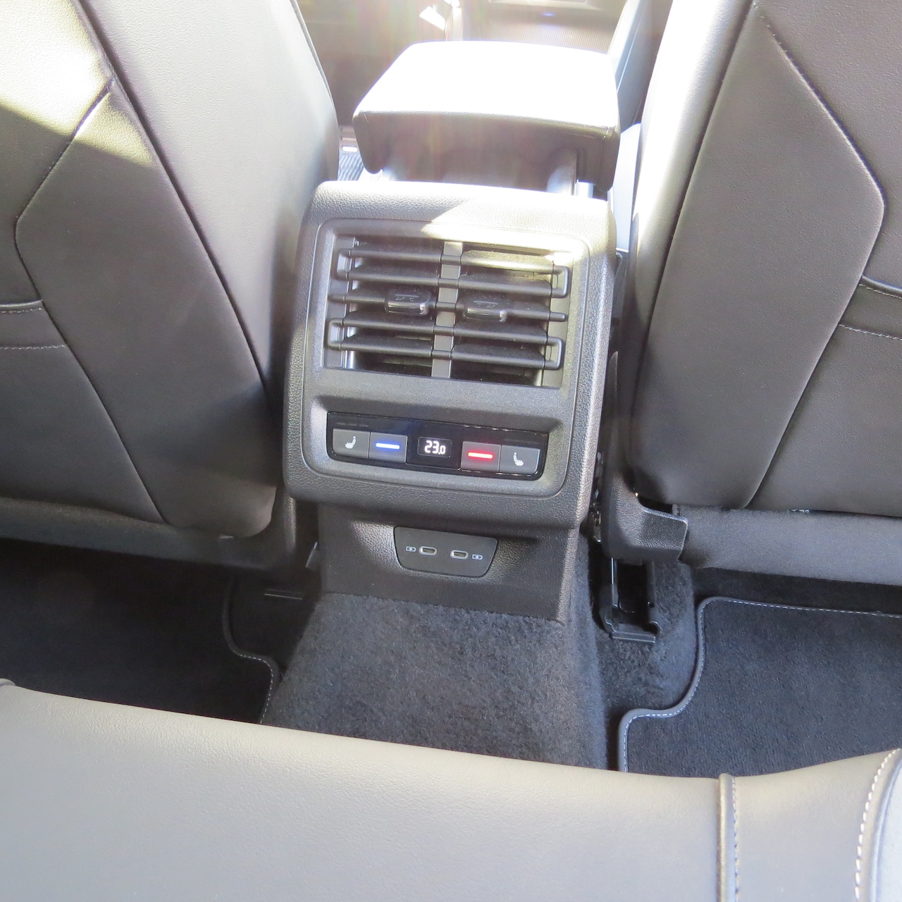 Volkswagen Golf Variant - 1.5 eTSI R-Line Automaat | Apple Carplay | Panoramadak | Stuurwielverwarming | Navigatie | Achteruitrijcam