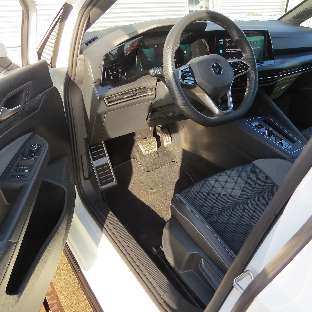 Volkswagen Golf Variant - 1.5 eTSI R-Line Automaat | Apple Carplay | Panoramadak | Stuurwielverwarming | Navigatie | Achteruitrijcam