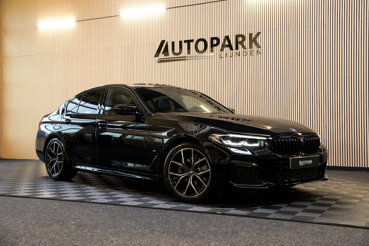 BMW 5-serie - 520i M-Sport PANO/HUD/360CAM/GARANTIE 2027/MEMORY/SFEERVERLICHTING/BOMVOL! - AutoWereld.nl