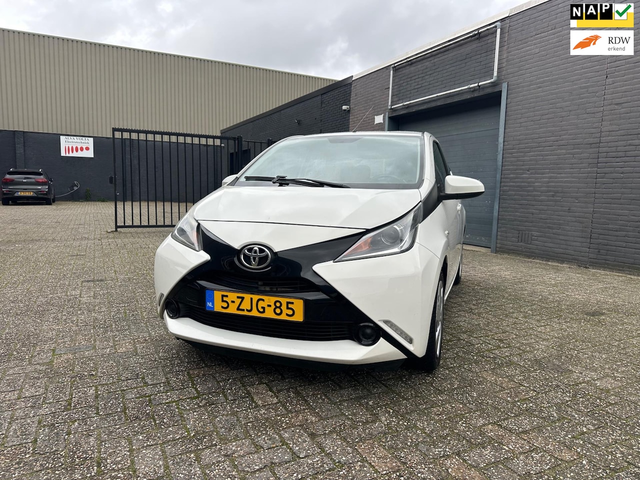 Toyota Aygo - 1.0 VVT-i x-play Camera Airco Elek. Pakket 5drs APK NAP. - AutoWereld.nl