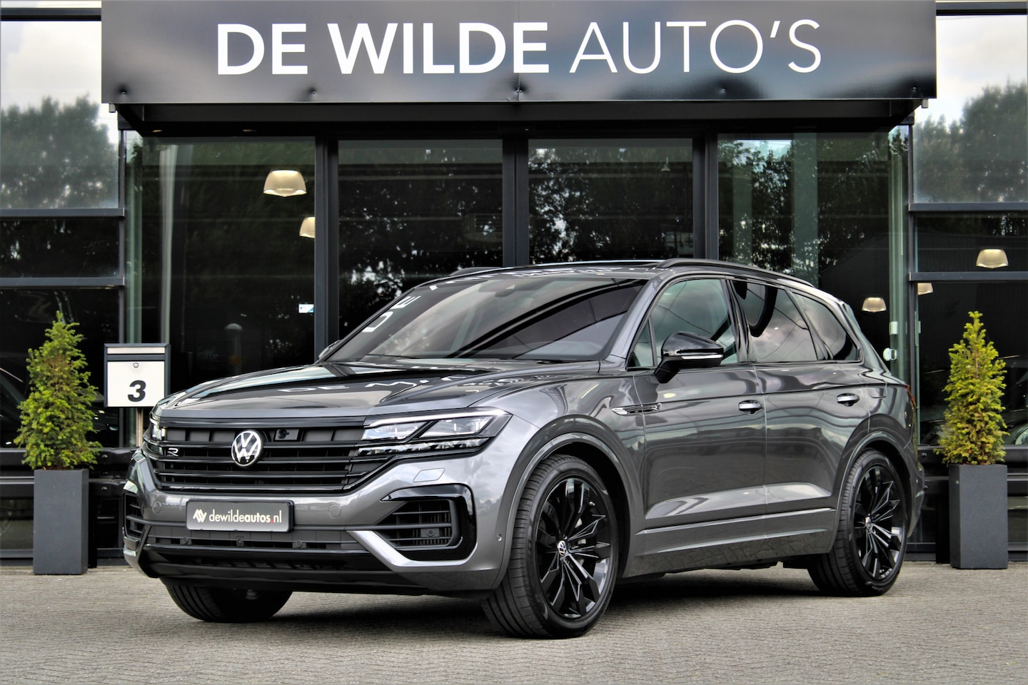 Volkswagen Touareg - 3.0 TSi eHybrid 4MOTION R 462pk Pano SoftClose Trekhaak Massage Stoelventilatie Head-up Na - AutoWereld.nl