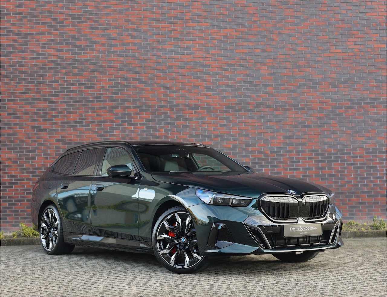 BMW 5-serie Touring - 550e xDrive | Oxford Green - Pano - Trekhaak - B&W - AutoWereld.nl