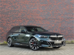 BMW 5-serie Touring - 550e xDrive | Oxford Green - Pano - Trekhaak - B&W
