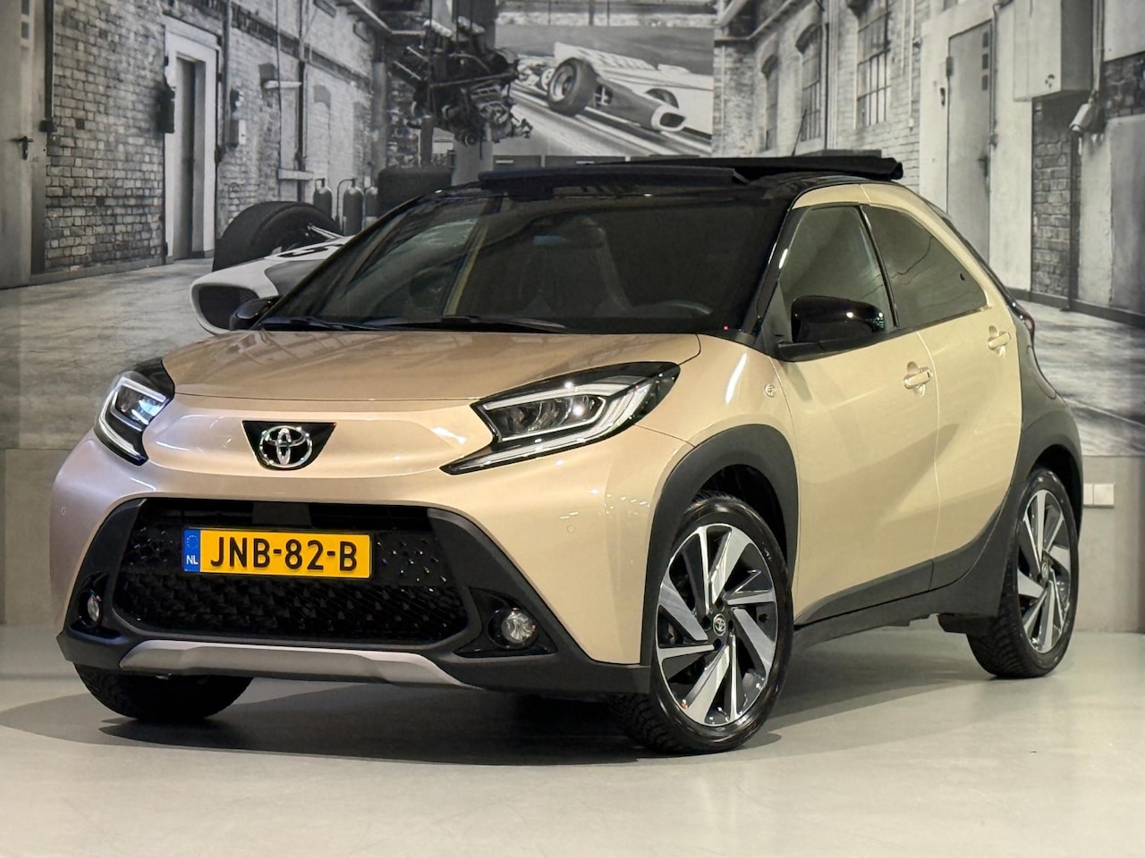 Toyota Aygo X - 1.0 VVT-i S-CVT Premium *Open Dak, Navi, Trekhaak* - AutoWereld.nl