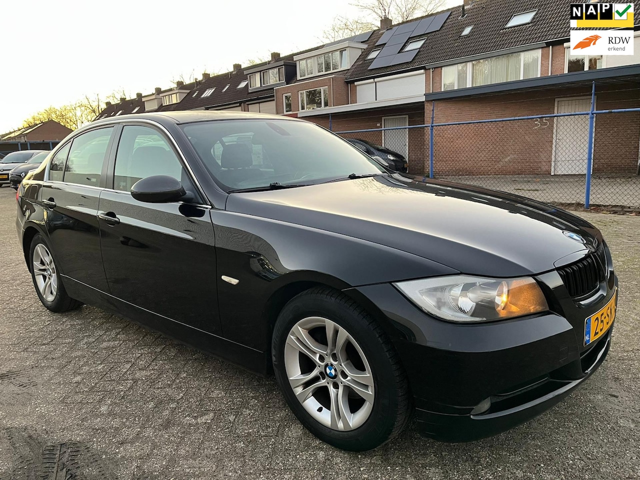 BMW 3-serie - 318i 2.0 L 6-versn. LEES TEKST - airco - licht en zichtpakket - lm velgen - carbon spoiler - AutoWereld.nl