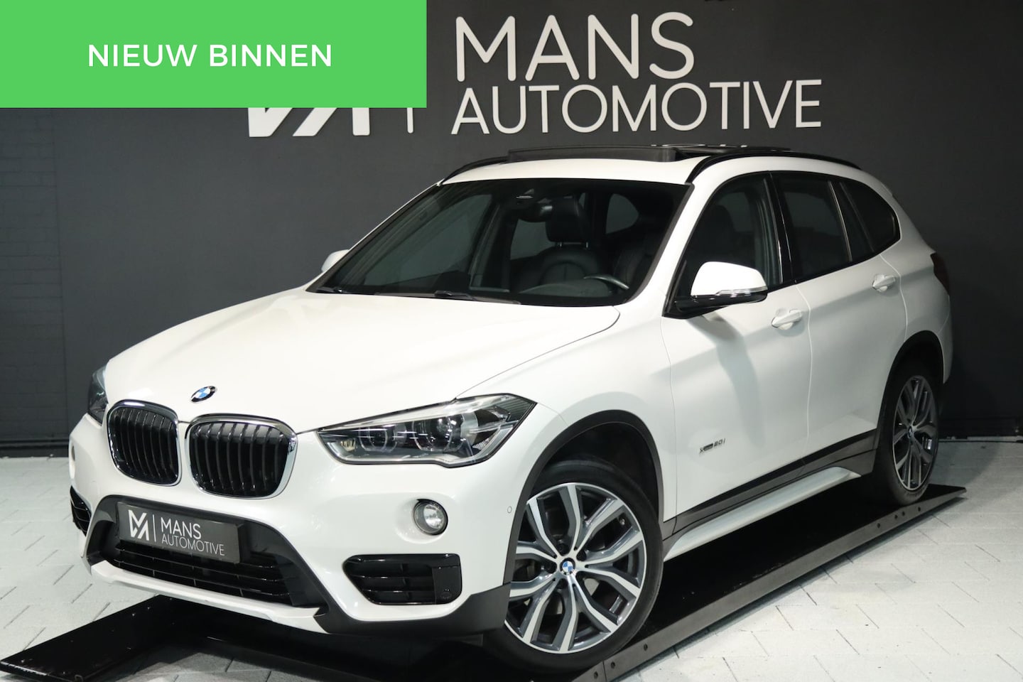 BMW X1 - XDrive20i High Executive / PANO / KEYLESS / CAMERA / STUUR+STOELVERW - AutoWereld.nl