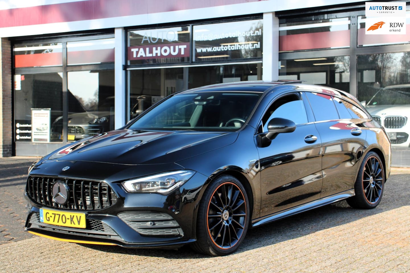 Mercedes-Benz CLA-klasse Shooting Brake - 220 Premium Plus - ORANGE ART | PANORAMADAK | WIDESCREEN | MEMORY STOELEN | TREKHAAK - AutoWereld.nl
