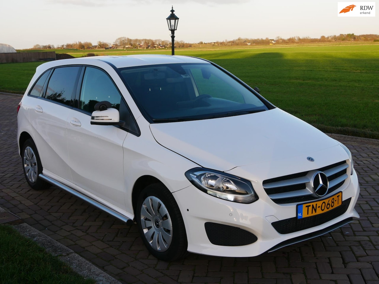Mercedes-Benz B-klasse - 220 d Ambition AUT AC **EX-POLITIE** **MARGE** - AutoWereld.nl