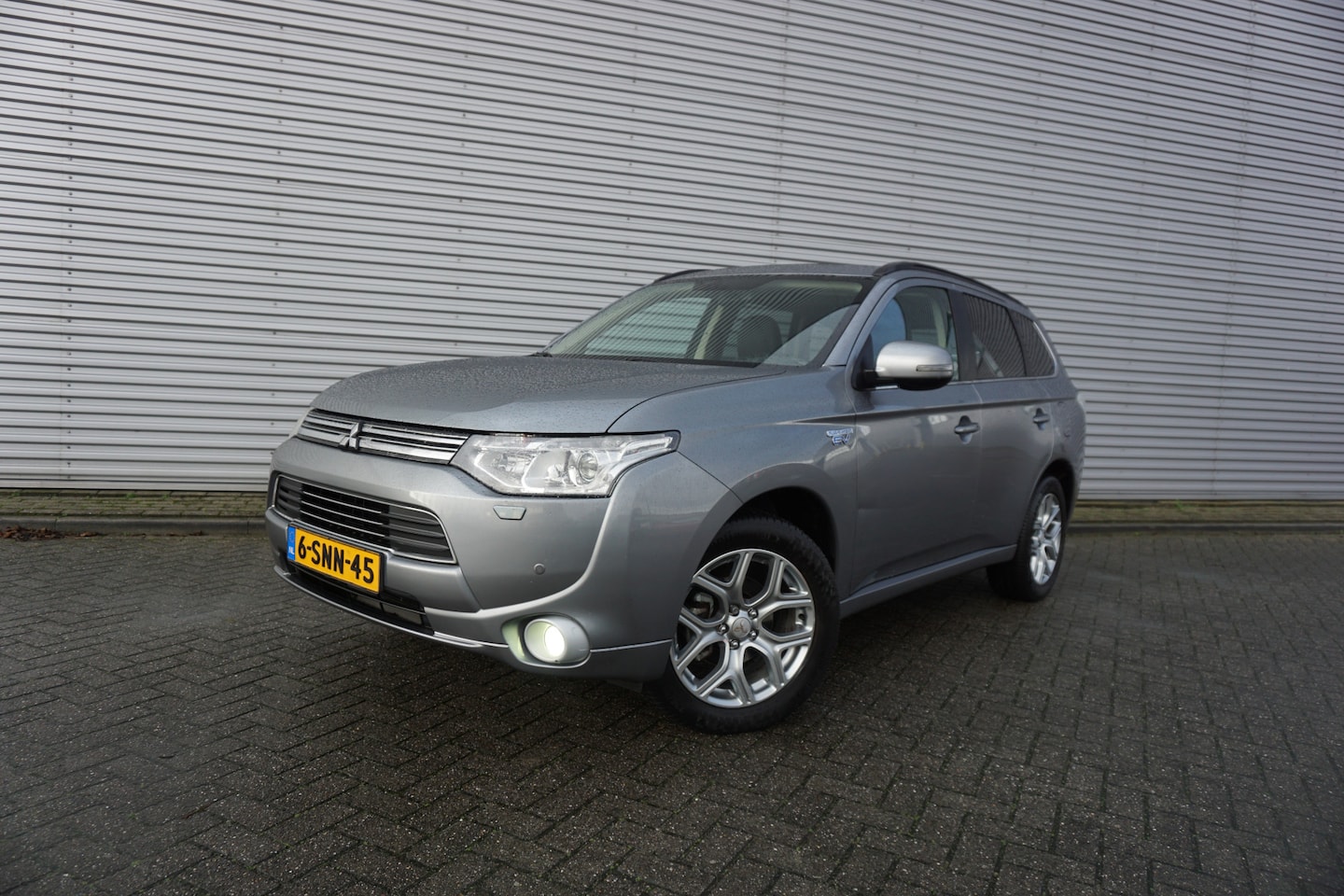 Mitsubishi Outlander - 2.0 PHEV Instyle RECHTS ACHTER SCHADE / AUTOMAAT / Climate / Navi / Cruise / Camera / Pano - AutoWereld.nl